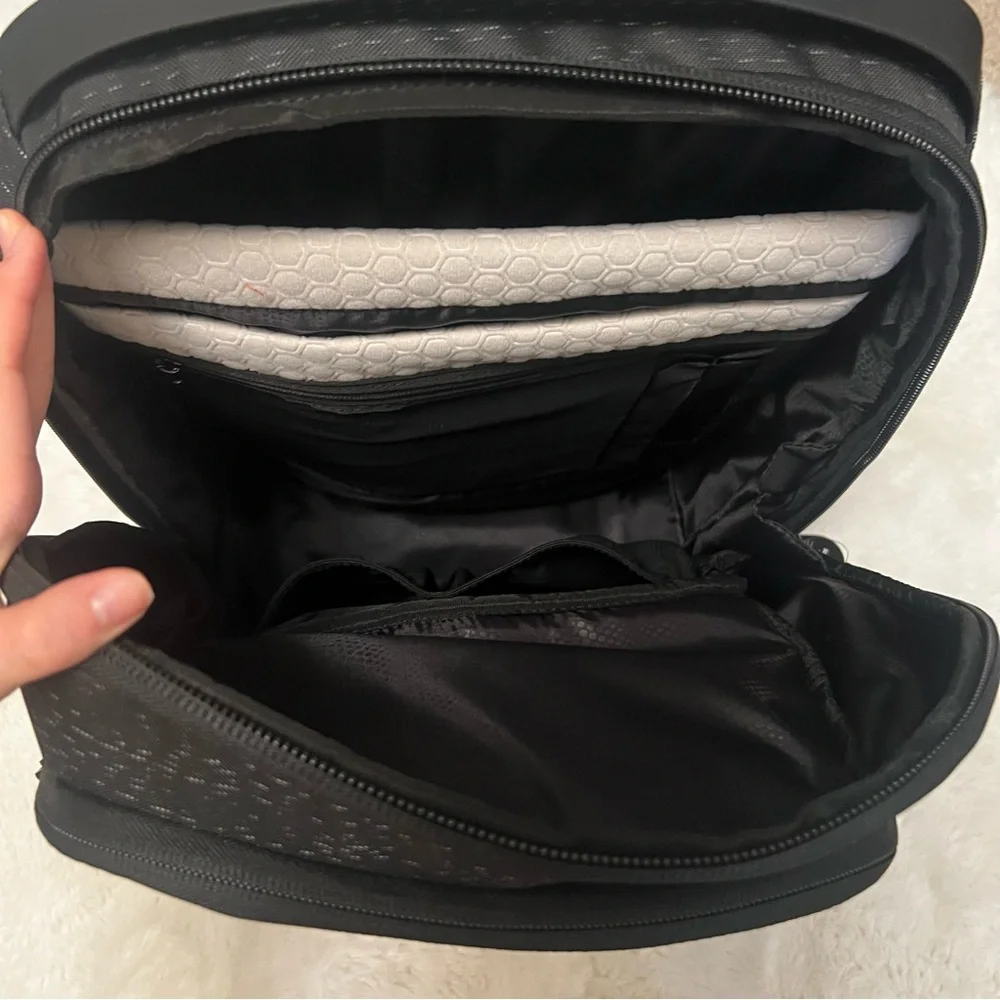 Alienware Backpack - Picture 8 of 10